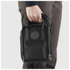 FJÄLLRÄVEN Kånken No. 2 Black Sling 2,5 - Shoulder Bag 16 FJÄLLRÄVEN Kånken No. 2 Black Sling 2,5 - Shoulder Bag -Outdoor Equipment Sales Shop fjaellraeven kaanken no 2 black sling 25 shoulder bag detail 3