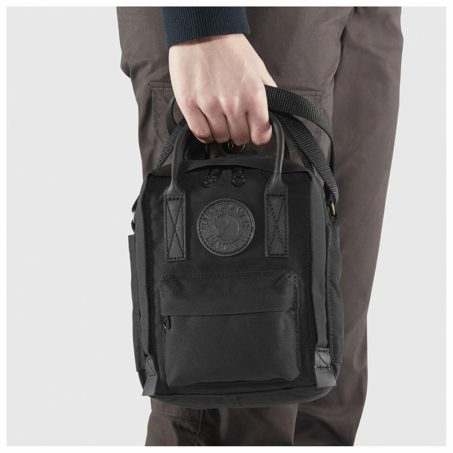 FJÄLLRÄVEN Kånken No. 2 Black Sling 2,5 - Shoulder Bag 5 FJÄLLRÄVEN Kånken No. 2 Black Sling 2,5 - Shoulder Bag - Image 3