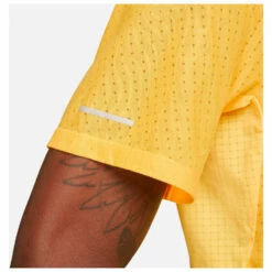 Nike Dri-FIT Trail Solar Chase - Running Shirt 9 Nike Dri-FIT Trail Solar Chase - Running Shirt -Outdoor Equipment Sales Shop nike dri fit trail solar chase running shirt detail 3